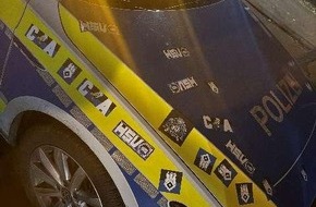 Polizeiinspektion Stade: POL-STD: Unbekannte bekleben Streifenwagen in Heinbockel mit HSV-Stickern, Einbrecher in Buxtehuder Friseursalon