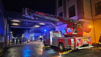 FW-AR: Feuer durch Wartungsarbeiten- Einheiten Neheim und Voßwinkel üben gemeinsam