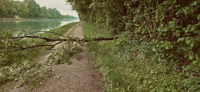Feuerwehr Schermbeck: FW-Schermbeck: Baum blockierte Weg