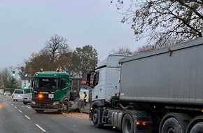 Polizei Bielefeld: POL-BI: Zusammenstoß mit rangierendem LKW