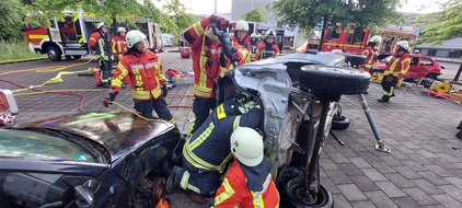 Kreisfeuerwehrverband Pinneberg: FW-PI: Großübung Massenkarambolage von Feuerwehr und THW