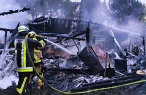 Feuerwehr Essen: FW-E: Geräteschuppen und Stallungen gehen in Flammen auf, Feuerwehr rettet fünf Katzenbabys