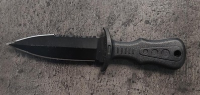 Bundespolizeidirektion Sankt Augustin: BPOL NRW: Messer in der Bauchtasche - Bundespolizei stellt Jugendlichen