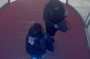 Polizei Bonn: POL-BN: Foto-Fahndung: Mutmaßliche Diebinnen hoben mit gestohlener Bankkarte Geld ab - Wer kennt diese Personen?