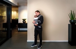 Allison GmbH: Babytrage CUDL von Nuna: Fußballprofi Mario Götze genießt die Nähe zu seinem Sohn Rome