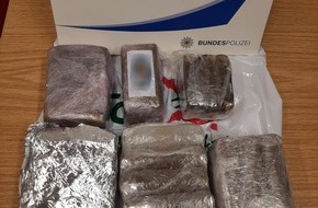 Bundespolizeiinspektion Bad Bentheim: BPOL-BadBentheim: Drogen im Wert von rund 22.000 Euro in herrenloser Tasche entdeckt