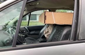Polizei Hagen: POL-HA: Riesiger Fernseher in viel zu kleinem Auto transportiert