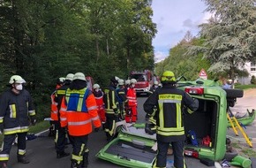 Freiwillige Feuerwehr Horn-Bad Meinberg: FW Horn-Bad Meinberg: Verkehrsunfall mit eingeklemmter Person; 1 Person aus PKW befreit