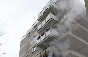 Feuerwehr Essen: FW-E: Balkon steht in Flammen - Übergreifen der Flammen konnte verhindert werden