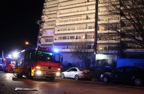 Feuerwehr Bergisch Gladbach: FW-GL: Unruhiger Jahreswechsel für die Feuerwehr Bergisch Gladbach
Balkonbrand eines Hochhauses fordert 3 Verletzte - Einsatzkräfte werden mit Raketen und Böllern an ihrer Arbeit gehindert