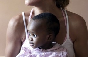 action medeor e.V.: Alle 30 Sekunden stirbt ein Kind an Malaria / Anke Engelke stellt medeor-Spot vor