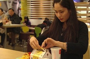 Kabel Eins: Burger-Weltreise bei kabel eins: "Abenteuer Leben" auf den Spuren des Fast Food-Giganten McDonald's - am 19. Juni 2012 um 22.20 Uhr (BILD)