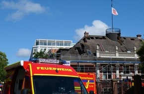 Feuerwehr Bremerhaven: FW Bremerhaven: Feuerwehr Bremerhaven löscht Dachstuhlbrand