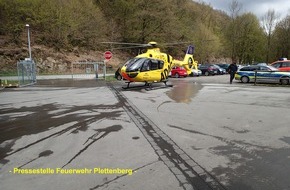 Feuerwehr Plettenberg: FW-PL: Schwerer Betriebsunfall im OT- Oesterhammer. Rettungshubschrauber im Einsatz.