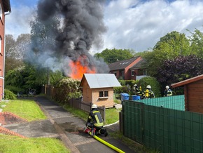FW-AUR: Holzschuppen vor Wohngeb&auml;ude in Vollbrand