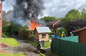 Freiwillige Feuerwehr Aurich: FW-AUR: Holzschuppen vor Wohngeb&auml;ude in Vollbrand