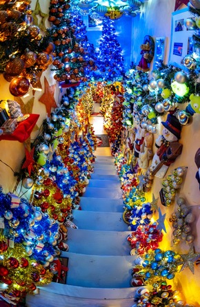 Ehepaar Jeromin platziert 621 geschmückte Weihnachtsbäume in ihrem Haus in Rinteln und erzielt neuen RID-Weltrekord