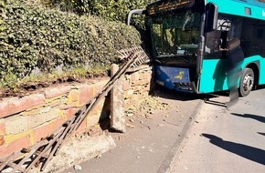 Polizeipr&auml;sidium Nordhessen: POL-KS: Linienbus f&auml;hrt gegen Mauer: Drei Verletzte nach Unfall in Wolfsangerstra&szlig;e; Polizei sucht Zeugen