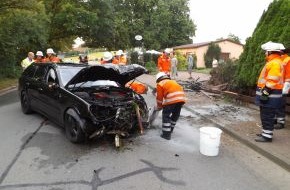 Polizeiinspektion Hameln-Pyrmont/Holzminden: POL-HM: 390 kW-Fahrzeug prallt gegen Laterne, flüchtet und überschlägt sich kurz darauf