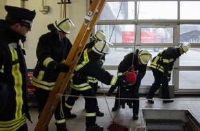 Freiwillige Feuerwehr Menden: FW Menden: Erfolgreicher Abschluss der Feuerwehr-Grundausbildung