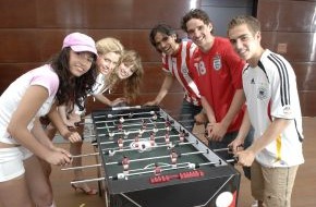 ProSieben: FC-Bayern-Stars lieben WM FOR THE GIRLS:
Mit der Marketingkampagne "WM FOR THE GIRLS" macht ProSieben auch Frauen Lust auf die heißen Fußball-Wochen