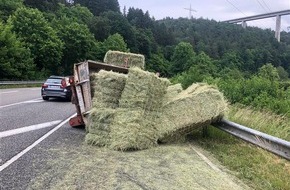 Polizeidirektion Pirmasens: POL-PDPS: Traktoranhänger mit Heuballen kippt um