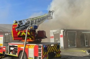 Polizei Mettmann: POL-ME: Brand einer Lagerhalle: Polizei geht von technischem Defekt aus - Erkrath-Hochdahl - 2209033