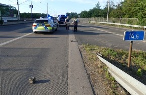 Polizei Bonn: POL-BN: Bonn-Gronau/-Hochkreuz: Steine auf die Fahrbahn geworfen - Verkehrskommissariat ermittelt