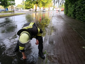 FW-WRN: TH_1 - Höhe Kindergarten Fahrbahn unter Wasser, Amtshilfe f. Pol.