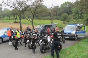 Polizeiinspektion Hameln-Pyrmont/Holzminden: POL-HOL: Gezielt Motorräder "unter die Lupe" genommen: 97 Motorräder mit Fahrern überprüft - Auch "Phonmesser" im Einsatz -