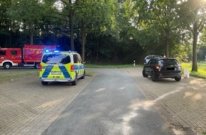 Freiwillige Feuerwehr Alpen: FW Alpen: Auto verliert Dieselkraftstoff auf der Autobahn