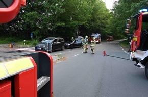 Feuerwehr Pulheim: FW Pulheim: Auffahrunfall im Kreuzungsbereich der L213