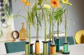 Blumenbüro: Sommerblume Gerbera: Eleganter Solokünstler in kreativer Vase (BILD)