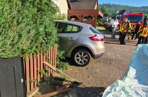 Polizeiinspektion Hameln-Pyrmont/Holzminden: POL-HM: PKW durchbricht Gartenzaun