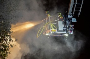 Kreisfeuerwehrverband Calw e.V.: KFV-CW: Großbrand in Wohnhaus in Simmozheim - Hoher Sachschaden - Keine Verletzten (FOTO)