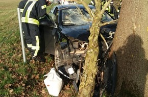 Feuerwehr Altenbeken: FW-PB: PKW fährt frontal gegen Baum