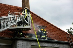 Feuerwehr Essen: FW-E: Feuer im Dachstuhl eines Drei-Familienhauses