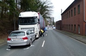Polizei Minden-Lübbecke: POL-MI: BMW-Fahrer prallt auf der B239 frontal gegen Lkw