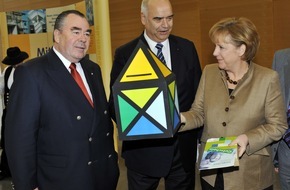 Deutsche Bundesstiftung Umwelt (DBU): südMehr Aufträge im Handwerk: Kanzlerin ist Schirmherrin für Klimakampagne / ZDH-Präsident Kentzler präsentiert "Haus sanieren - profitieren" auf Handwerksmesse