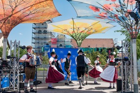 Stiftung Menschen für Menschen: 600 Gäste feiern ein Fest der Vielfalt bei großem Benefiz-Open-Air in Ursensollen