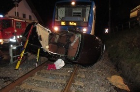 Polizeipräsidium Trier: POL-PPTR: Verkehrsunfall zwischen Regionalzug und PKW mit zwei schwerverletzten Personen