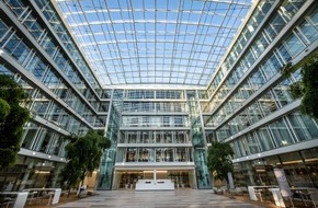 Lamilux Heinrich Strunz GmbH: München: 950 m² LAMILUX PR60 Glasdach in NEWTON Bürogebäude der TÜV Süd Gruppe