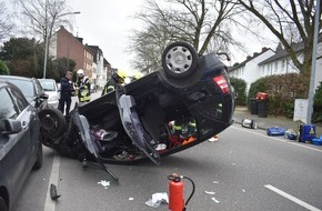 Polizei Mönchengladbach: POL-MG: Unfallfahrerin verlor Kontrolle über PKW, Fahrzeug landete auf dem Dach