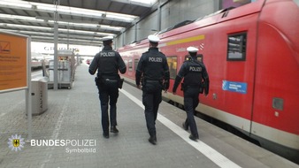 Bundespolizeidirektion München: Bundespolizeidirektion München: Alkoholisierter ohne Ticket uriniert in Zug / Bedrohung und Beleidigung gegen Zugpersonal