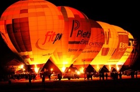 Bad Hindelang Tourismus: Ballonglühen: Emotionales Lichterspektakel in Bad Hindelang - Großereignis mit Musik und heimischen Schmankerln – Lizenzierte Heißluftballonfahrten möglich