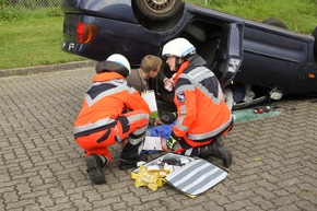 RKiSH: Größeres Notfallereignis (GröNo): Einsatzübung in Albersdorfer Kaserne / 45 Verletzte / Großaufgebot an Rettungskräften vor Ort