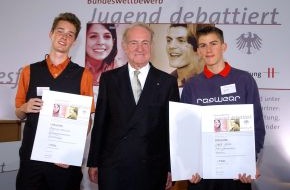 Gemeinnützige Hertie-Stiftung: Bundeswettbewerb Jugend debattiert 2003: Jakob Michael Gleim und Dominic Divivier gewinnen das Finale beim Bundespräsidenten