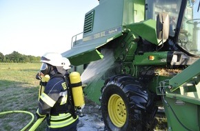 Freiwillige Feuerwehr Bedburg-Hau: FW-KLE: Brand eines Mähdreschers