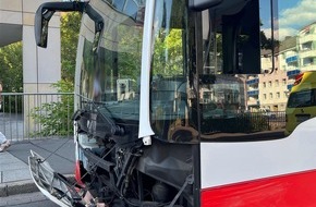 Polizei Hagen: POL-HA: Verkehrsunfall durch Sekundenschlaf - Auto kollidiert mit Bus