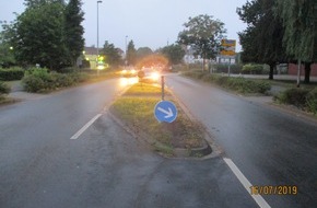 Polizeiinspektion Wilhelmshaven/Friesland: POL-WHV: Verkehrsunfallflucht in Varel - unbekannter Fahrzeugführer beschädigt ein Verkehrszeichen und flüchtet (FOTO) - Polizei bittet um Hinweise